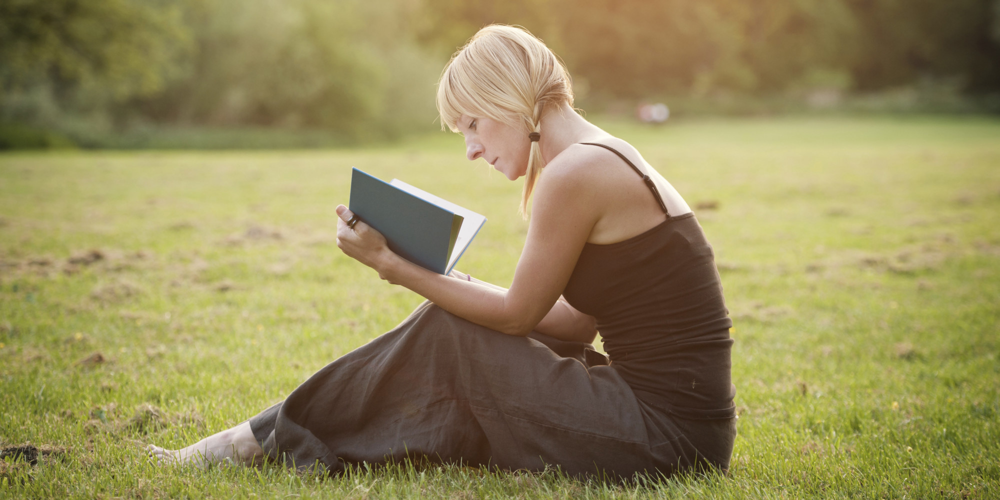 Read book net. Женщина с книгой. Компьютер и зрение. Девушка с книгой в поле. Девочка с книгой в Солнечном свете.