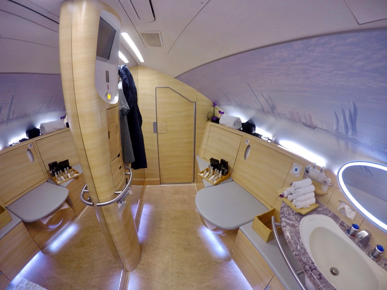 Внутри 1 2. Airbus a380 туалет. Airbus a380 Emirates внутри. Emirates first class a380. Самолет Эмирейтс а380 внутри.